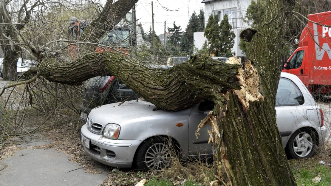 A parkoló autókat fenyegetik a viharok, ezt lehet tenni