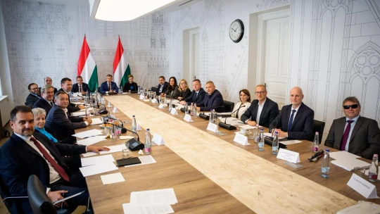 Rákkeltő anyag kerülhetett termőföldekre, vizsgálatot indít a Tisza-kormány Orbánék egyik kedvenc cégénél