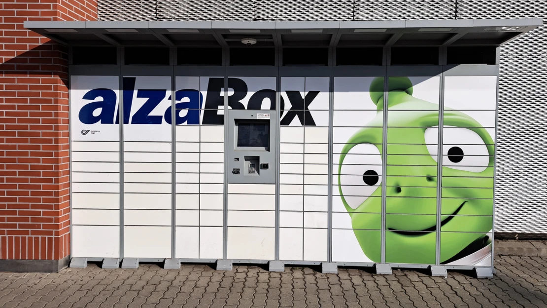 Az Alza kiterítette a lapjait: így vált 90 milliárdos titánná a zöld űrlényes webshop