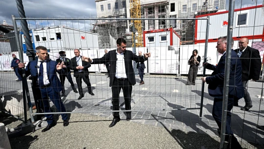 Magyar Péterék szimbolikus kerítésbontása a Karmelitánál: hivatalosan is megszűnik az ország leghírhedtebb kordonja