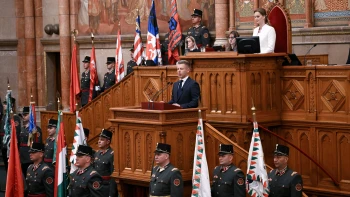 Magyar Péter bocsánatot kért a gyermekvédelmi rendszer áldozataitól és lemondásra szólította fel Sulyok Tamást