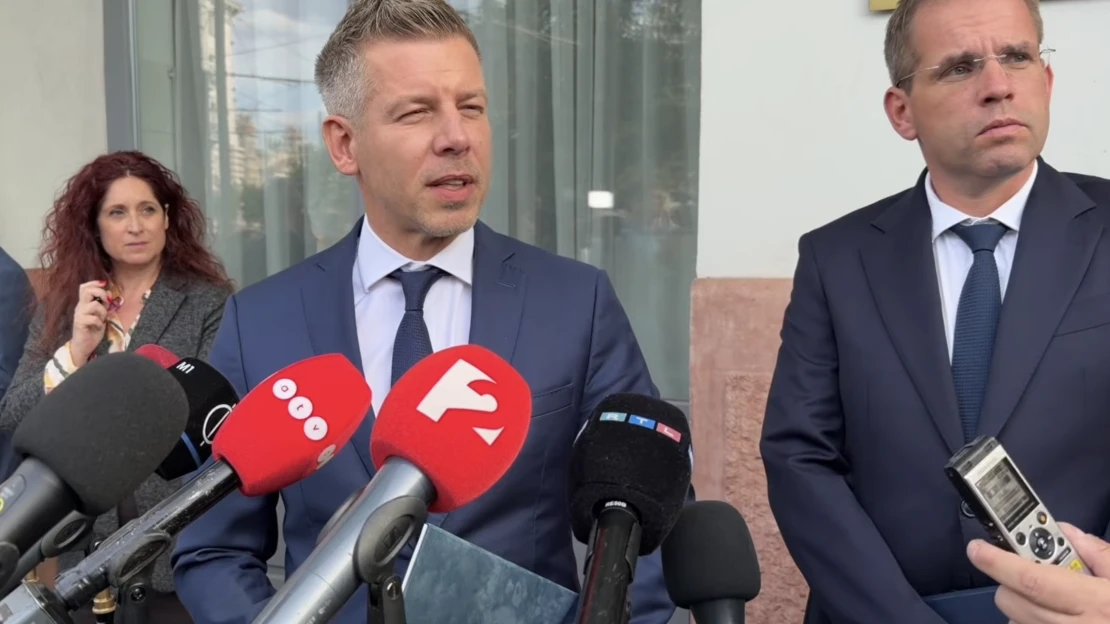 „A főleltáros nem volt itt” – lezajlott a kormányzati átadás-átvétel, DVD-n kapták meg a dokumentumokat
