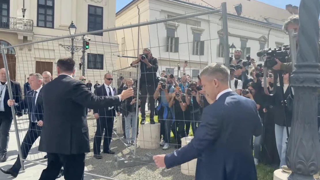 Magyar Péterék szimbolikus kerítésbontása a Karmelitánál: hivatalosan is megszűnik az ország leghírhedtebb kordonja