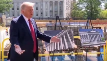 Bálterem à la Trump: egymilliárd dollárból építene katonai bázist a Fehér Házhoz az amerikai elnök
