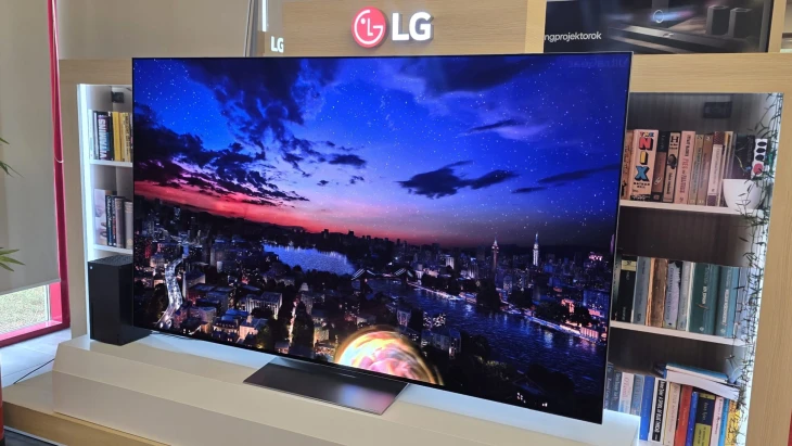 A nyári foci vb-ig Magyarországra is elhozza a világ legkülönlegesebb tévéjét az LG, mutatjuk mit tud