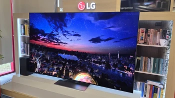 A nyári foci vb-ig Magyarországra is elhozza a világ legkülönlegesebb tévéjét az LG, mutatjuk mit tud