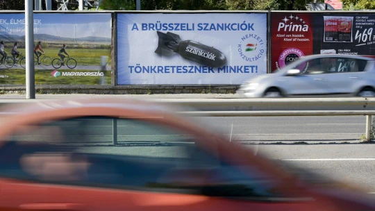 Egy kék plakátra festett sikerember kapitulációja