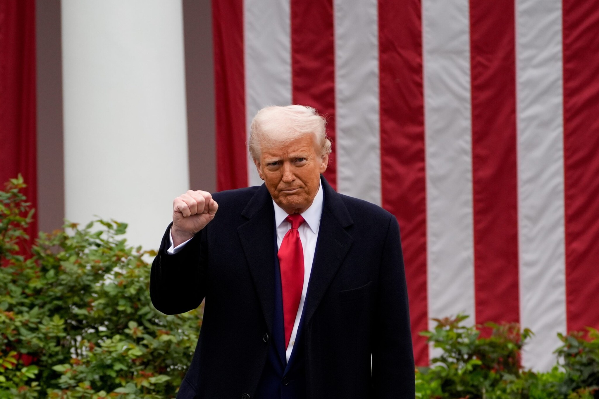Már az MI-fejlesztők is a fékre lépnének, de Trump szerint minden rendben, csak egy „erős és okos” elnökre van szükség