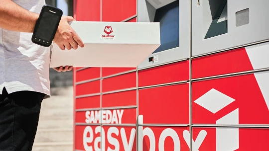 Az utolsó nagy üzlet, amit Orbánék még elkaszáltak: siker helyett kivonulás a csomagautomata-piacról