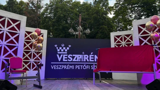 A veszprémi színház mutathatja meg, hogy mi vár a NER uralta építőiparra