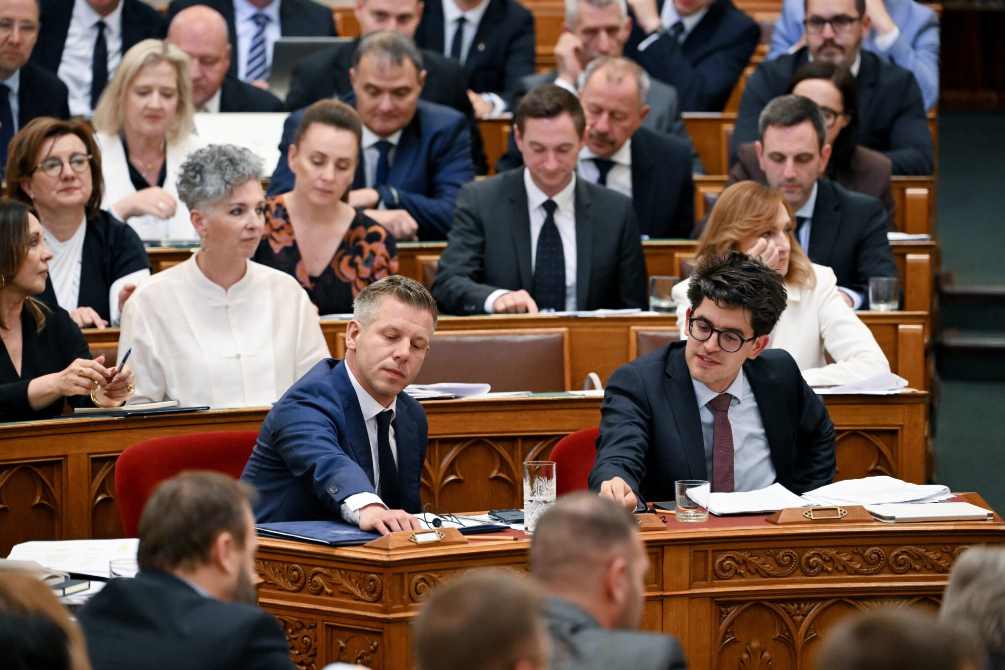 10 órán át vitáztak a parlamentben az Alaptörvény-módosításról