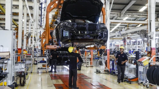 A Ferrari és a BMW elkezdi követni a Teslát és a kínaiakat, új autóipari trend bontakozik ki