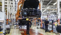 A Ferrari és a BMW elkezdi követni a Teslát és a kínaiakat, új autóipari trend bontakozik ki