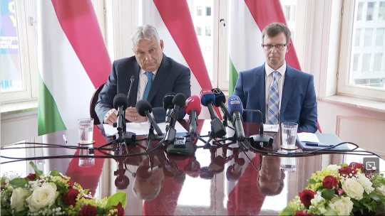 „Vannak hibáim, de szeretem őket” – mondta Orbán a választási vereség utáni első külföldi sajtótájékoztatóján