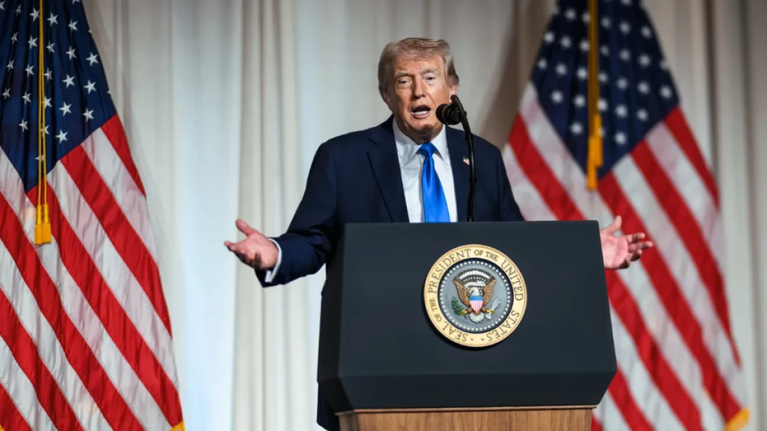 Kényelmetlen kérdést kapott Trump a közpénzekről, aki inkább választási csalást emlegetve kisétált