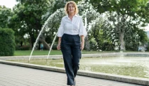 „Ajándékba kaptam egy hazát. Hazaértem, nem vagyok többé bozgor.” Álnéven futott be íróként az Erdélyből áttelepült orvos, de nem akar olyan titokzatos lenni, mint Elena Ferrante