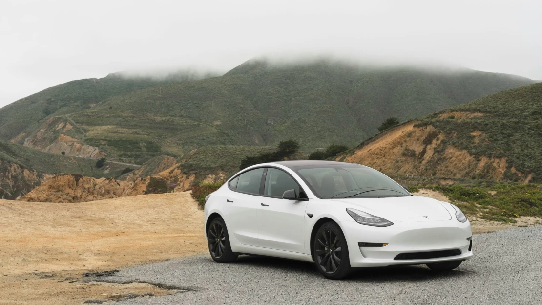Az európai ország, ahol már 40 ezer önvezető Tesla rója az utakat. Az egész EU-ban enyhítenének a szabályozáson