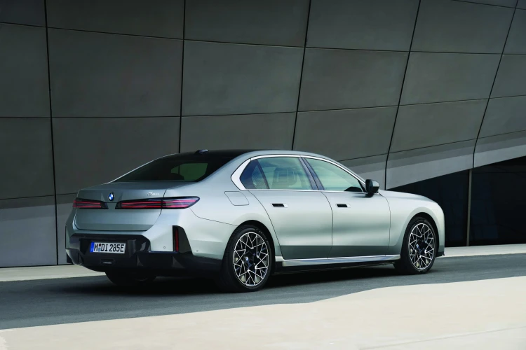 Új technológia, monolitikus elegancia, BMW