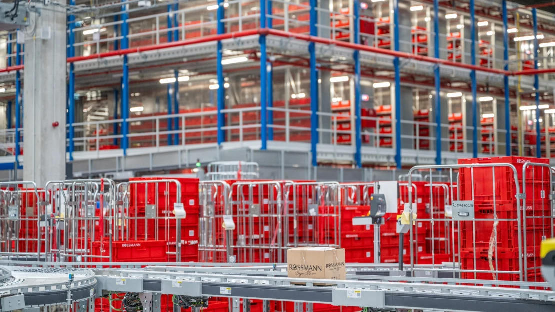 „Leendő munkaerőt váltunk ki, a következő húsz év le van fedve.” A 22 milliárd forintos Rossmann-bázis titkai