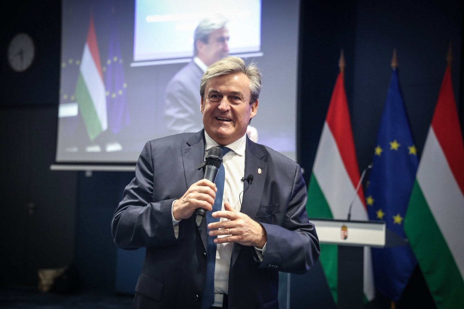 Nem áll le az átalakítás, újabb két vezetőt hívott vissza Kapitány István