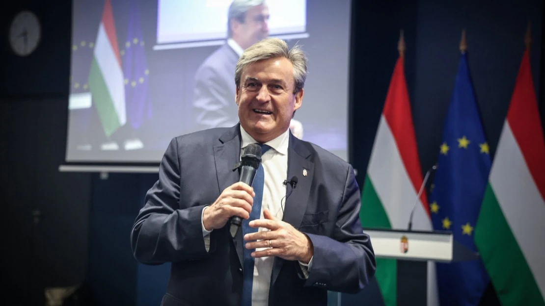 Nem áll le az átalakítás, újabb két vezetőt hívott vissza Kapitány István