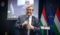 Nem áll le az átalakítás, újabb két vezetőt hívott vissza Kapitány István