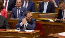 Látványosan csökkent a költségvetési hiány, de nehéz második félév vár Magyar Péterékre