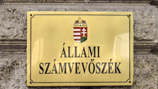 Költségvetési csalás gyanúja és milliárdos kifizetések miatt lépett az ÁSZ