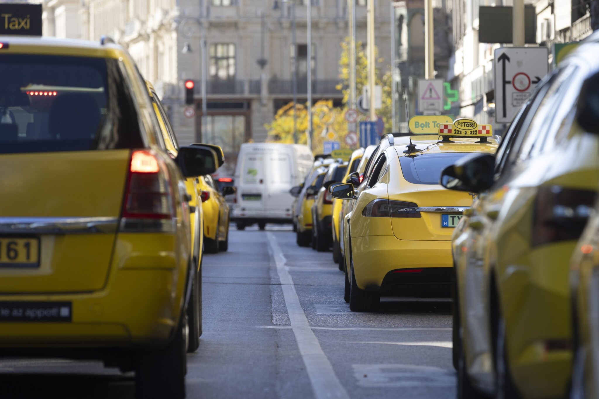 Drágul a taxizás Budapesten, és egy új díjat is bevezetnek
