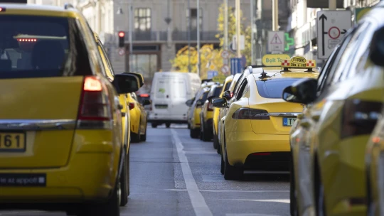 Drágul a taxizás Budapesten, és egy új díjat is bevezetnek