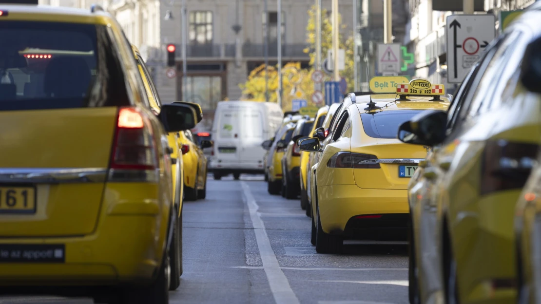 Drágul a taxizás Budapesten, és egy új díjat is bevezetnek