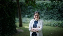 Az elnök nem újrázott, ma nyaranta parkőr. Felesége a vörös szőnyegre is a turkálóból öltözött. Most könyvet írt arról, amire nem lehet felkészülni