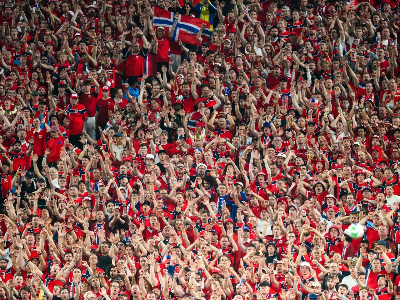 Egy tanár kocsmai ötlete és a marketingesek rémálma: így lett a norvégok „Ro!”-ja a futball-vb legnagyobb spontán sikere