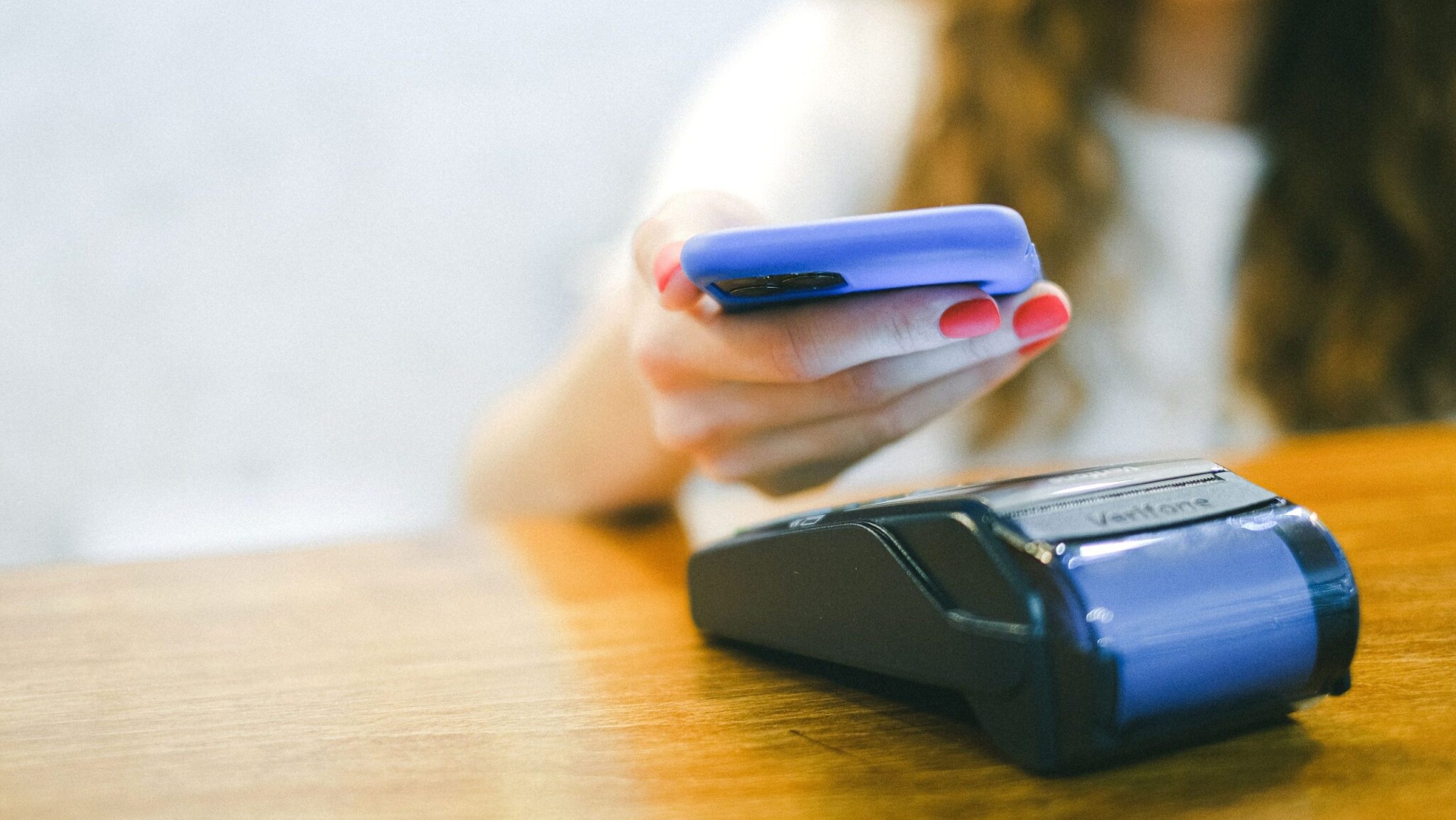 Így védhetjük meg a pénzünket a mobilbankunkkal a nyaralás alatt