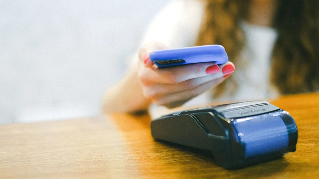 Így védhetjük meg a pénzünket a mobilbankunkkal a nyaralás alatt