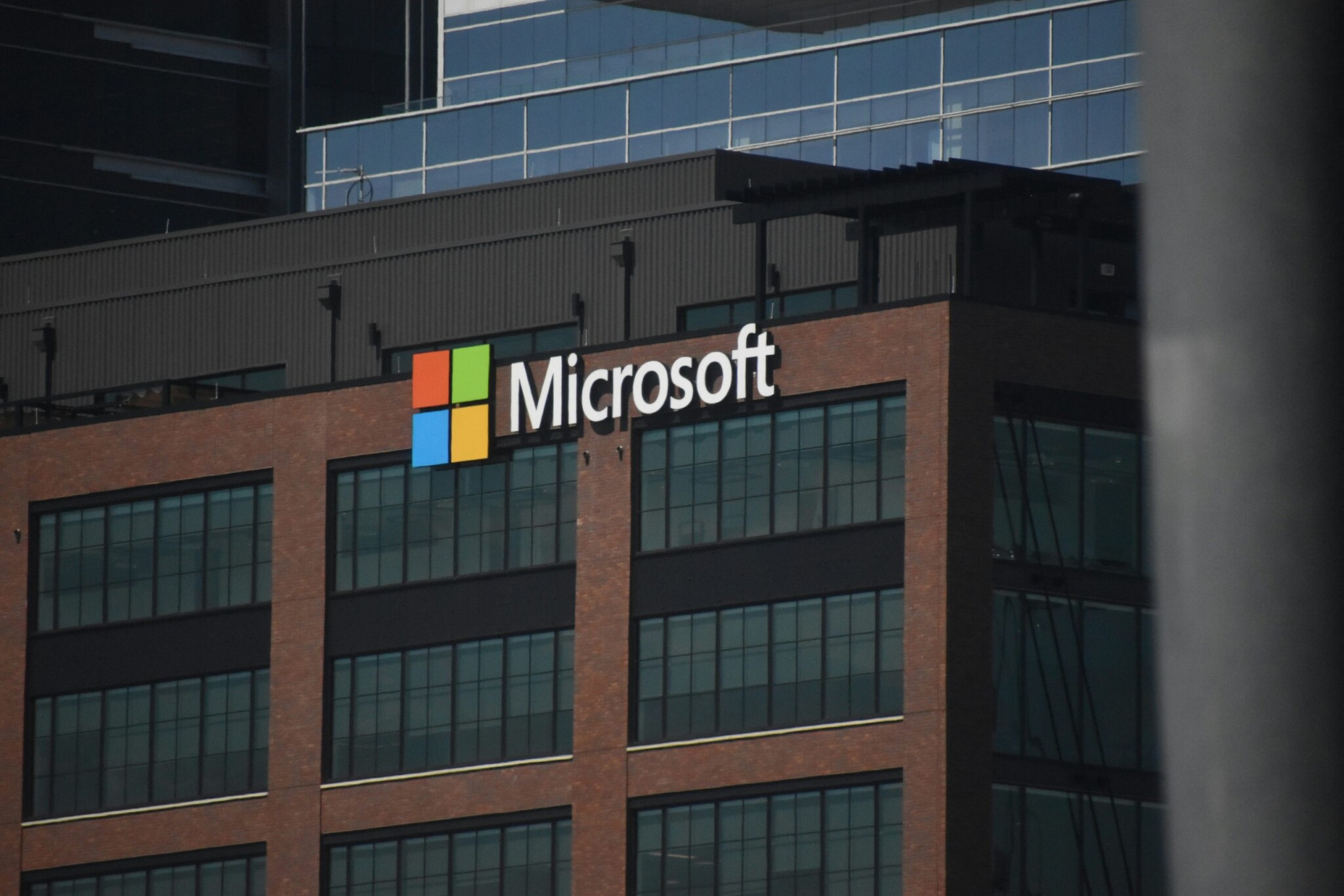 Milliárdokat fektet Európába a Microsoft, új MI-szövetséget jelentettek be