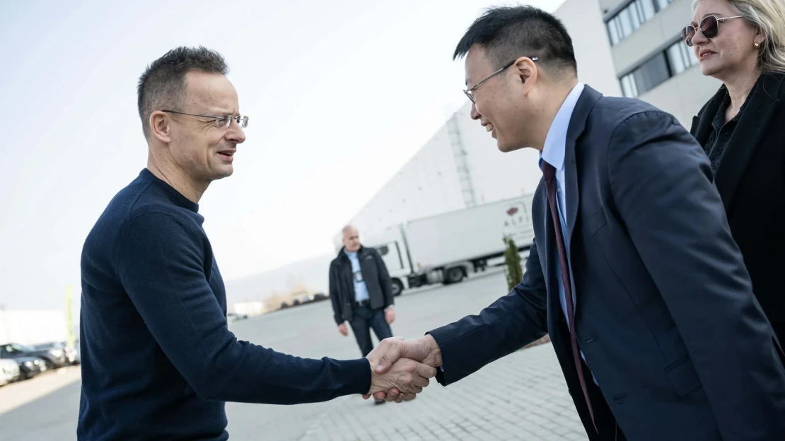 Magyar Péter vizsgálatot ígér a BYD-ügyben: minden döntést átvilágítanának