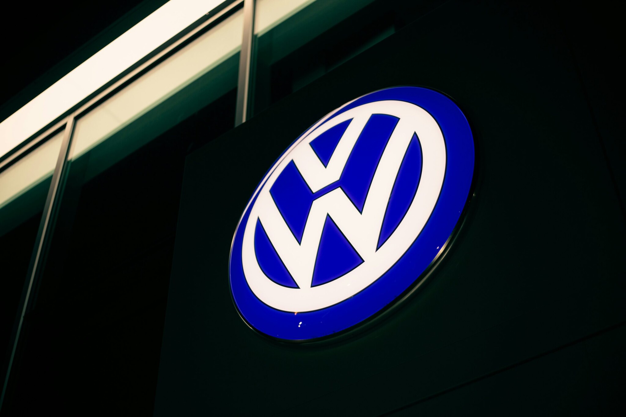 Nagy bajban a Volkswagen: tízmilliárd eurót kell lefaragni, ezrek állása kerülhet veszélybe