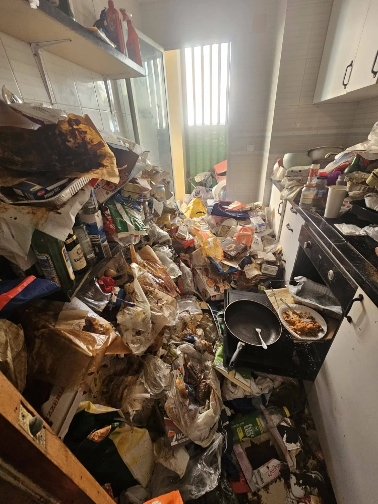 Négy éve abból él, hogy ingyen takarít extrém koszos lakásokat. Cserébe egyetlen dolgot kér, így lett Barbinak több százezer követője_4