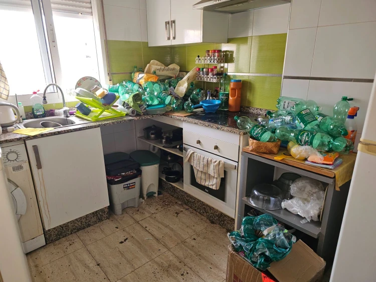 Négy éve abból él, hogy ingyen takarít extrém koszos lakásokat. Cserébe egyetlen dolgot kér, így lett Barbinak több százezer követője_3
