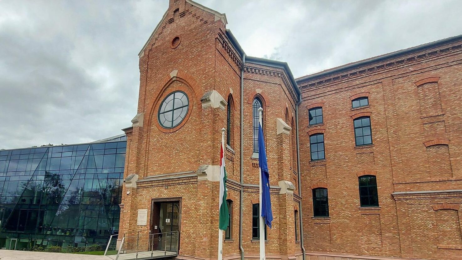 „Szervilis” versenyhivatal a NER alatt: a GVH szerint „magánügy”, hogy van-e kép Szijjártóról az elnökhelyettes irodájában