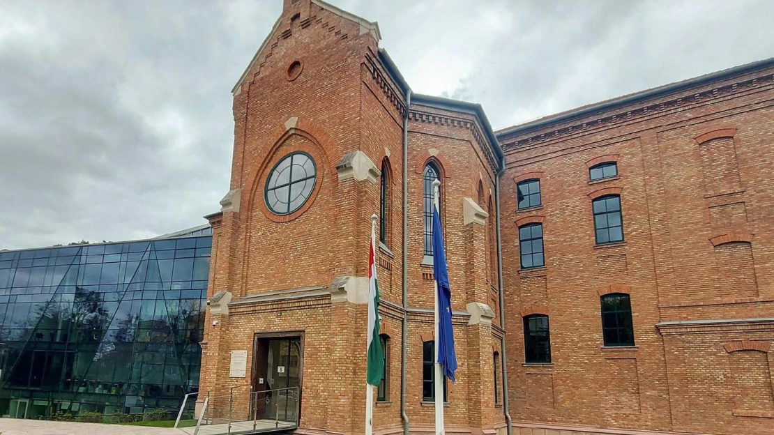 „Szervilis” versenyhivatal a NER alatt: a GVH szerint „magánügy”, hogy van-e kép Szijjártóról az elnökhelyettes irodájában