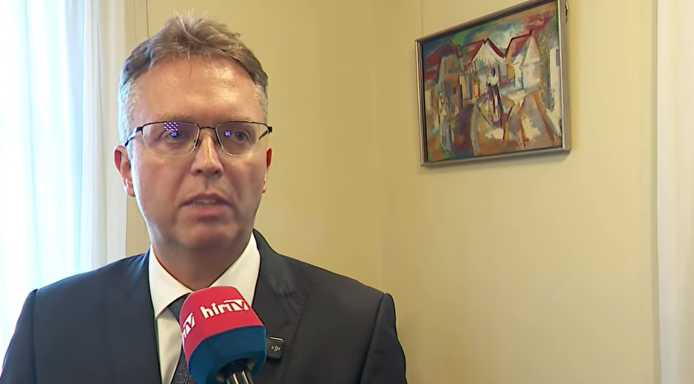 Hankó Balázs megszólalt: háromszor elmondta, hogy dolgozik, és kétszer, hogy nem bújkál