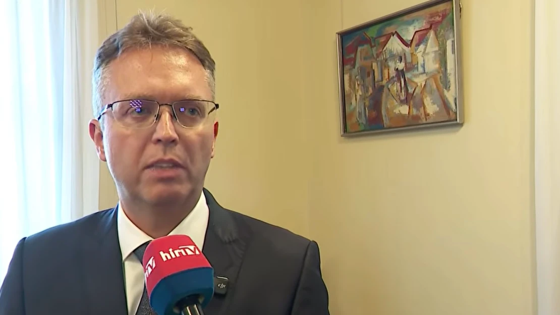 Hankó Balázs megszólalt: háromszor elmondta, hogy dolgozik, és kétszer, hogy nem bújkál