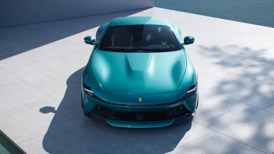 Kipróbáltuk a 80 milliós Ferrarit, amiben hirtelen a saját filmünk főszereplőjévé válunk