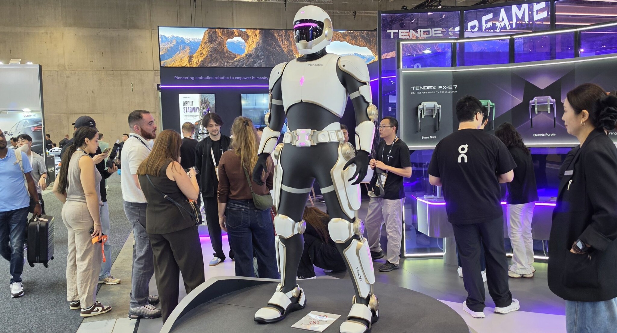 Verekedő robotok, elképesztő tévék, repülő dodzsemek és sci-fi kütyük uralták a gigantikus európai tech expót