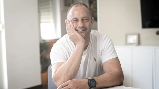 Kürti Tom: A politikai kapcsolatok erejével bindzsiző famíliák egyik főbűne, hogy elterelték a figyelmet a fenntarthatóan versenyképes példákról és sikerekről