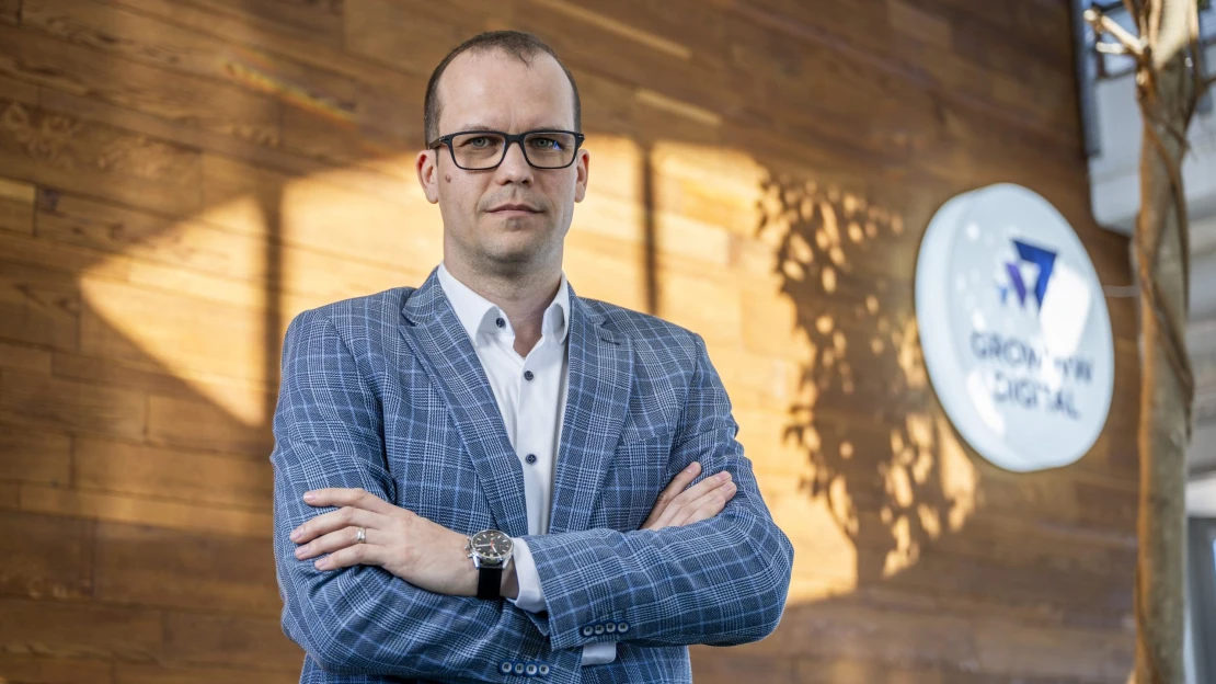Sok különbség már nincs egy cseh és egy magyar szakember között, mégis felférnek egyetlen buszra a legversenyképesebb e-kereskedőink