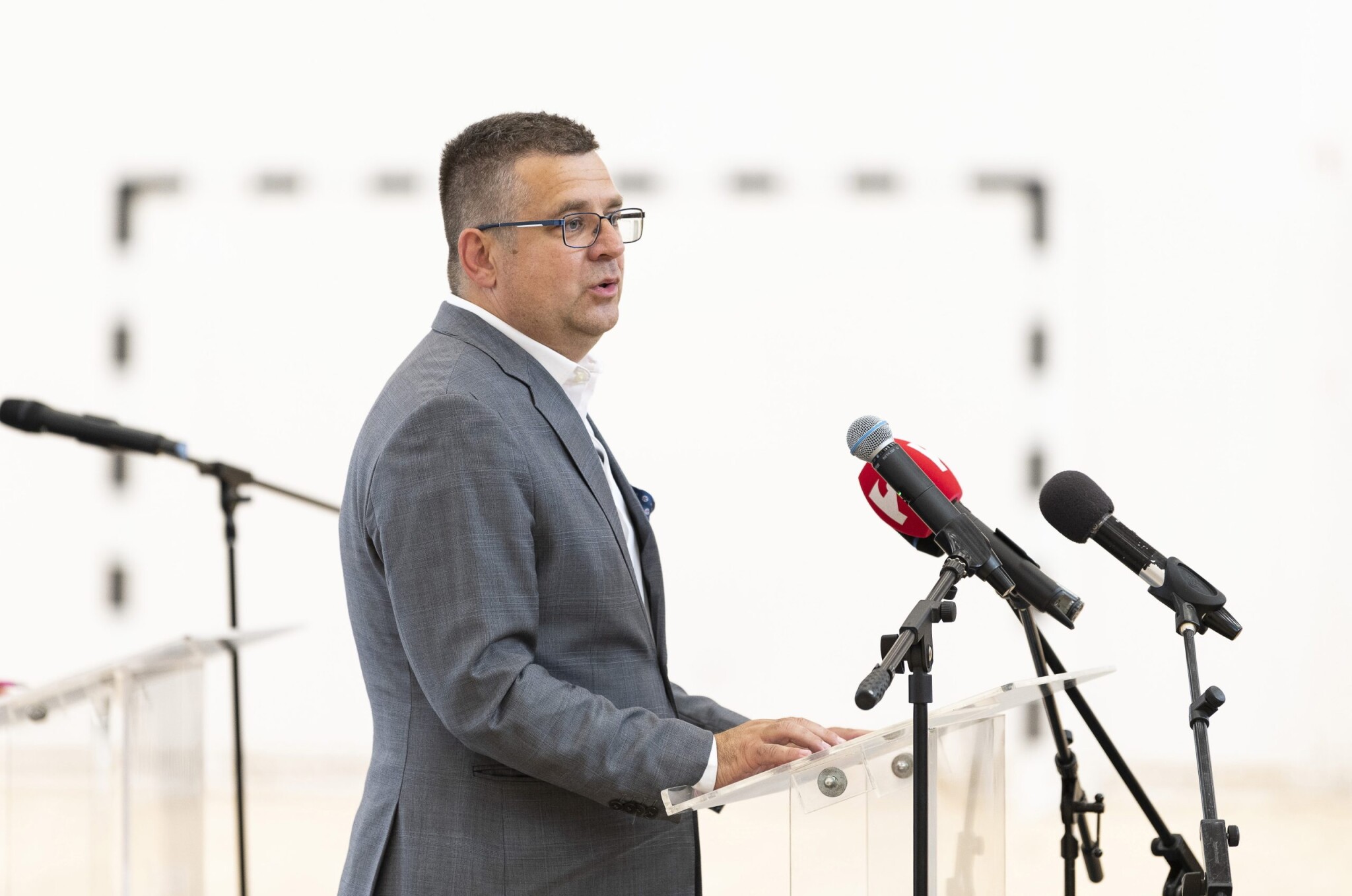 „Nem tudom, miről szól a Volánbusz-ügy” – nyilatkozta a volt miniszter, majd őrizetbe vették