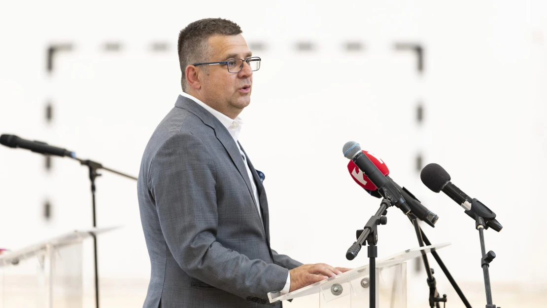 „Nem tudom, miről szól a Volánbusz-ügy” – nyilatkozta a volt miniszter, majd őrizetbe vették